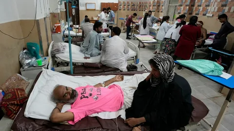 Doctors treating a heat stroke patient in an emergency ward during Pakistan's 2026 heatwave.