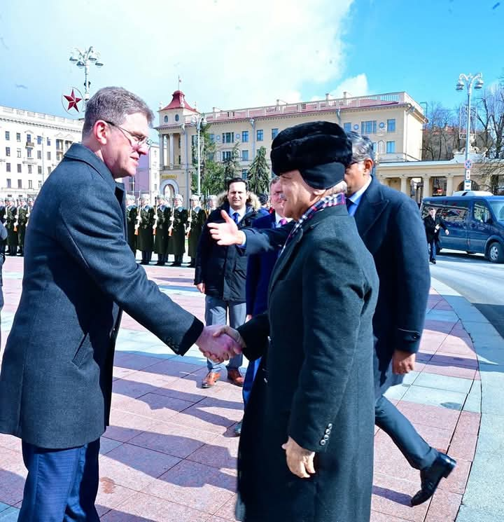 Prime Minister Shehbaz Sharif Welcomed by Minsk Mayor at Victory Monument