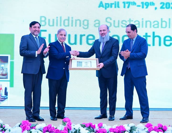 PM Shehbaz Sharif Receives Souvenir at Health, Engineering & Minerals Show