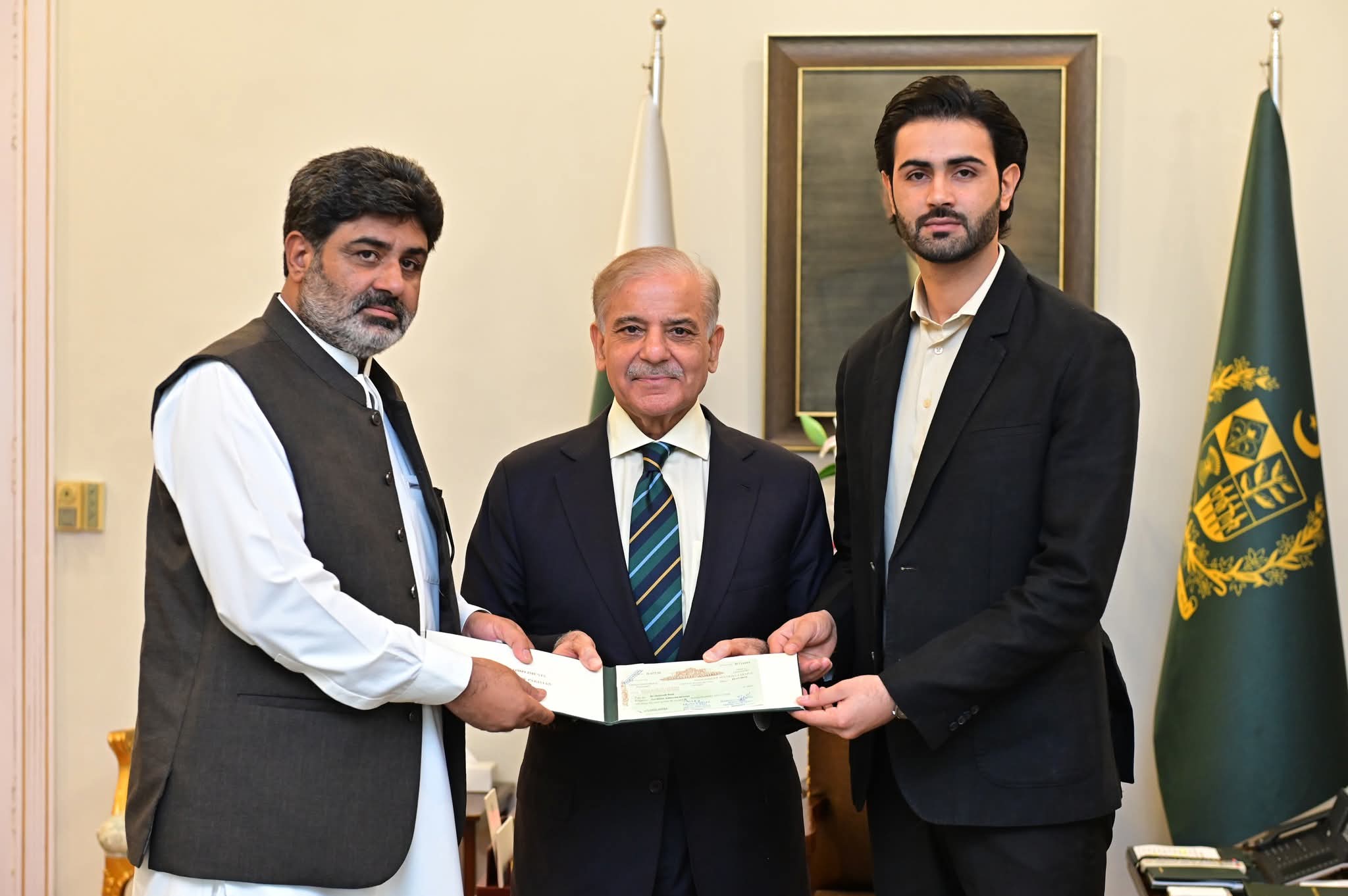 PM Shehbaz Presents Rs. 5 Million Cheque to Shahzaib Rind’s Father