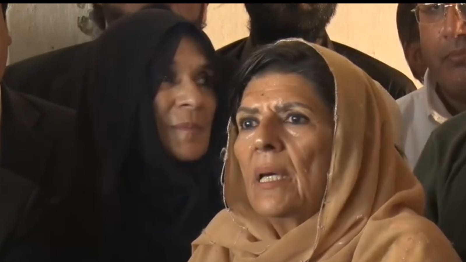 Aleema Khan Meets Imran Khan at Adiala; Emergency Media Talk, Resignation Orders Shake Government