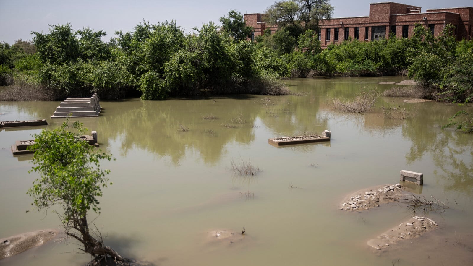 Floodwaters Sweep Away Graves – Heart-Wrenching Scenes Captured