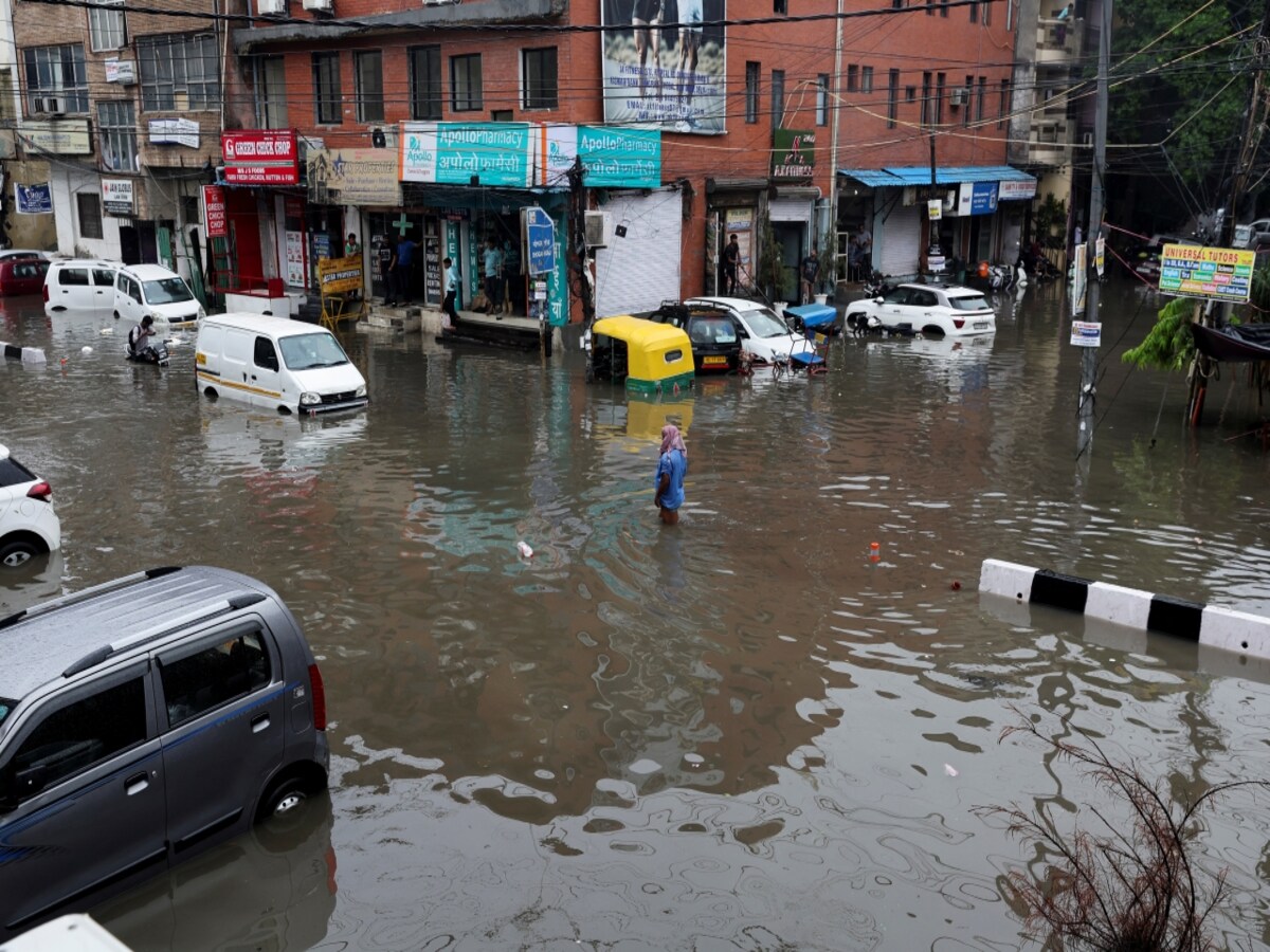 Lahore Flooded as Danger Sirens Sound; Residents Flee to Rooftops