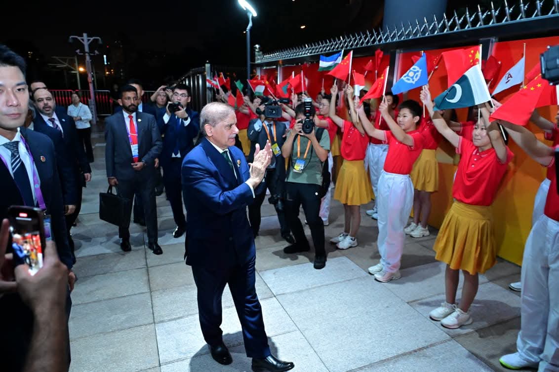 PM Shehbaz Sharif Receives Warm Welcome at Beijing’s South Railway Station