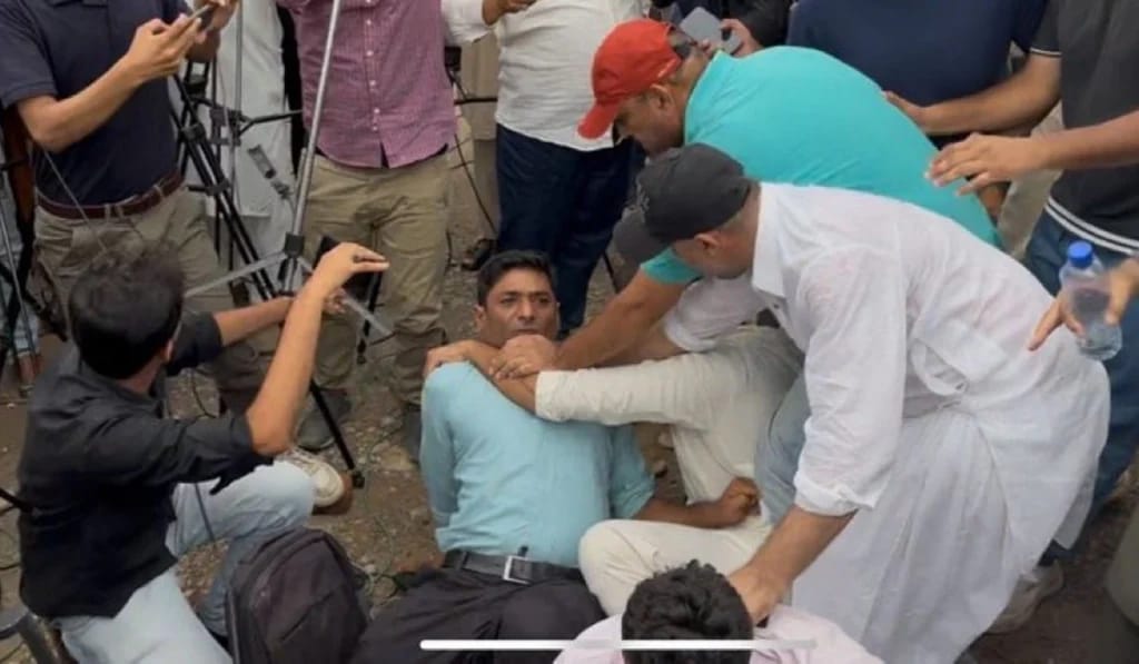 Journalist Attacked by PTI Workers During Alima Khan’s Media Talk, According to Tayyab Baloch