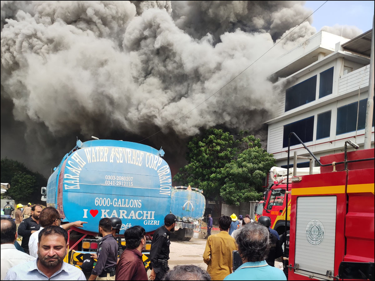 “Massive Fire Destroys Garment Factory in New Karachi, Hundreds Evacuated”