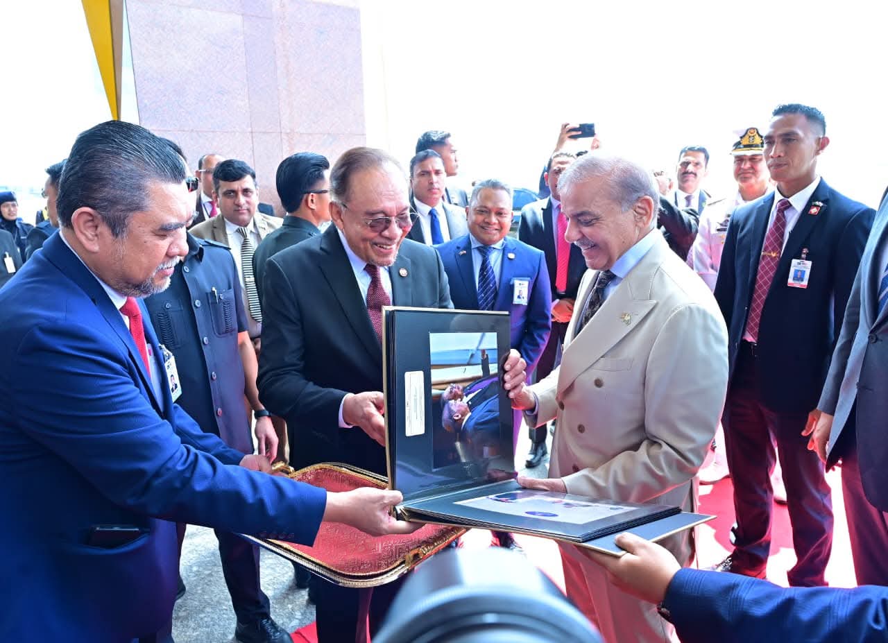 Anwar Ibrahim Presents Photographic Album to Shehbaz Sharif
