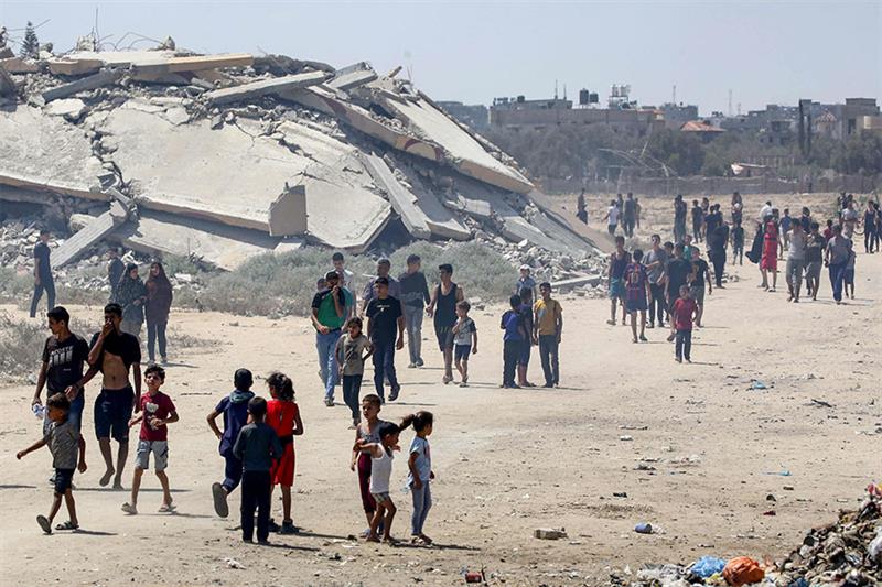 Israeli Tanks Fire Near Crowded Gaza Coast Hours After Ceasefire Announcement