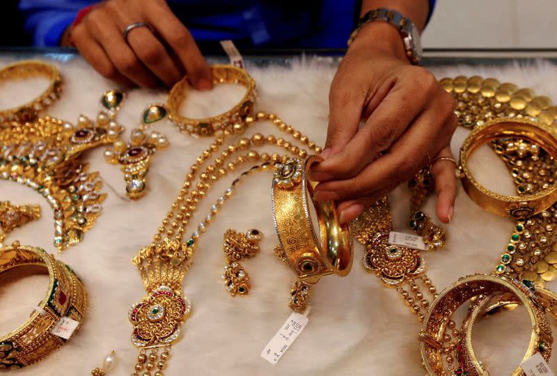 Gold Set for Eighth Weekly Gain as Uncertainty, Rate Cut Hopes Boost Demand