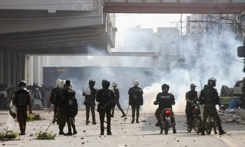 Police Officer Killed as Authorities Disperse TLP Protesters in Pakistan