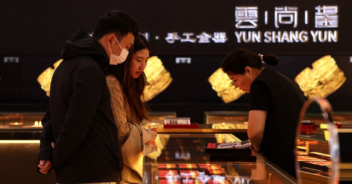 Global Shares Mixed, Gold Falls as Investors Take Profits