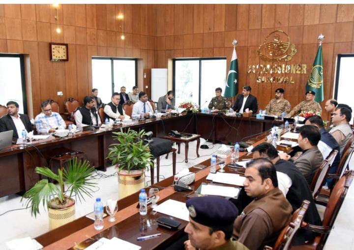 A meeting of the Divisional Coordination Committee was held at the Commissioner’s Office under the chairmanship of Commissioner Sahiwal Division Dr. Asif Tufail to improve the performance of government institutions and remove system flaws.