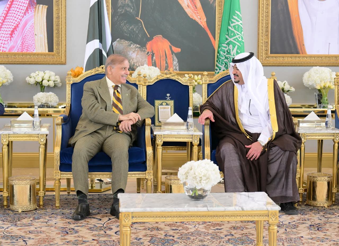 Prince Mohammed bin Abdulrahman Welcomes Prime Minister Shehbaz Sharif in Riyadh