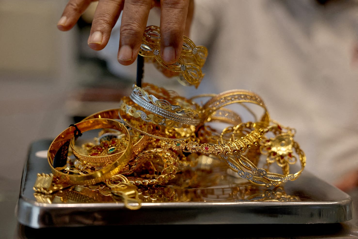 Gold Prices Dip as Hopes for US-China Trade Deal Weaken Safe-Haven Demand