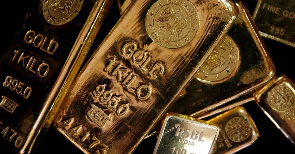 Gold Edges Higher as Dollar Weakens, but Fed Outlook and Trade Optimism Cap Gains