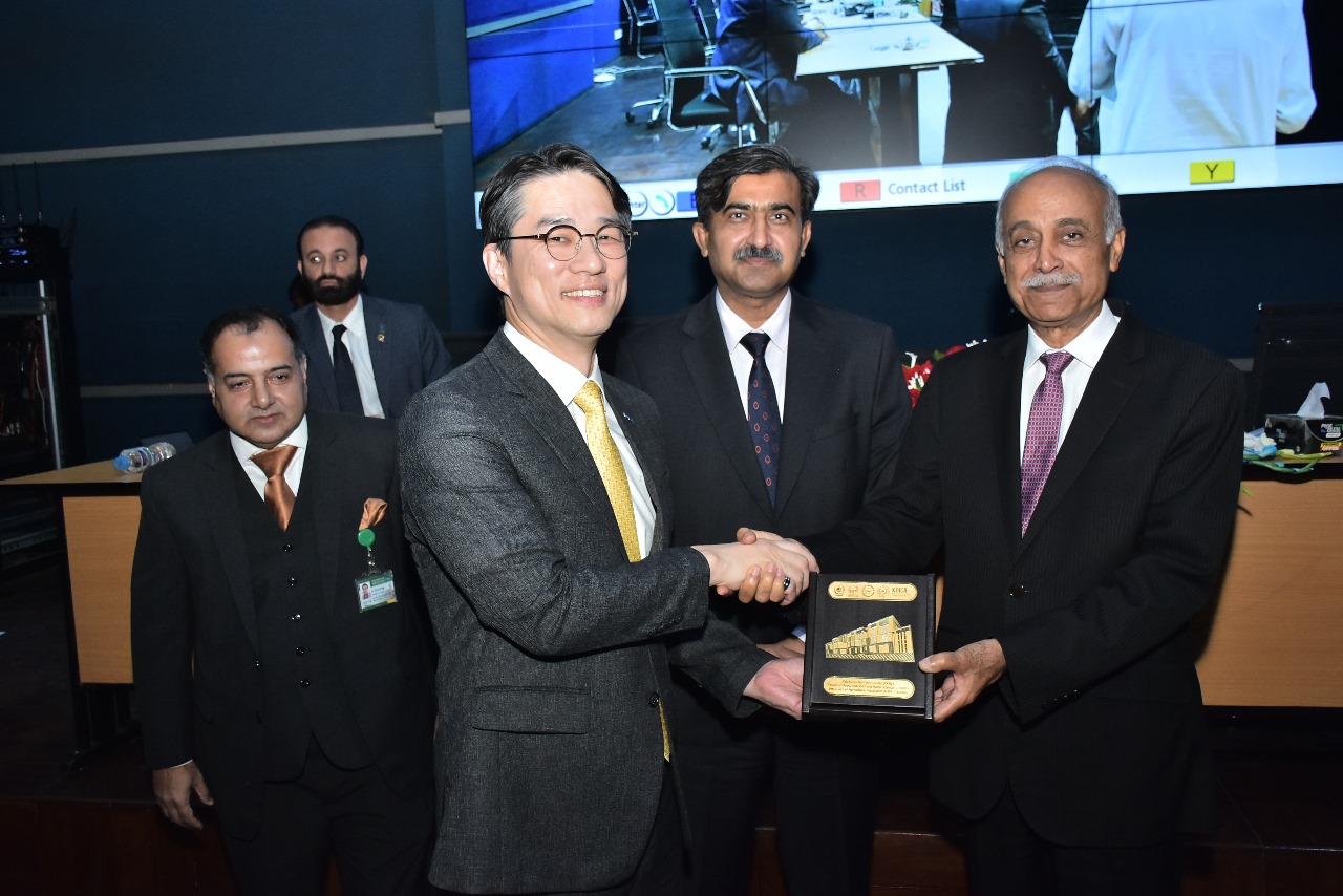 Punjab Higher Education Commission Chairperson Prof Dr Iqrar Ahmad Khan along with UAF Vice Chancellor Prof Dr Zulfiqar Ali presents souvenir to Country Manager KOICA Je Ho Yeon
