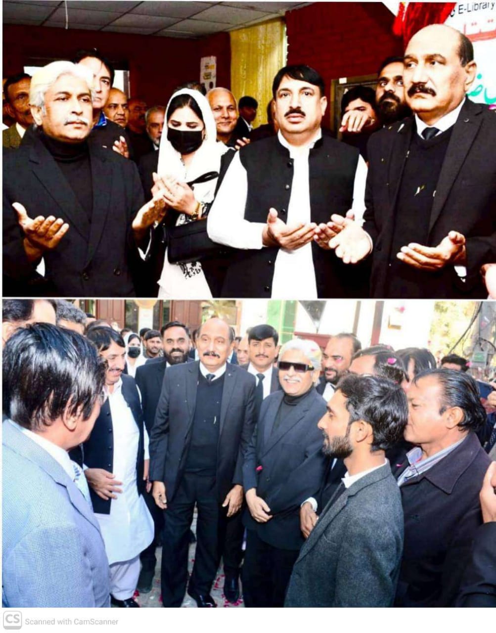 District and Sessions Judge Sahiwal Chaudhry Ziaullah is being welcomed at the District Bar Sahiwal along with other judges.