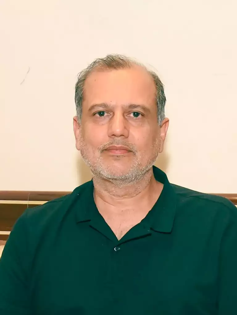 Commissioner Raja Jahangir Anwar visits Ramazan Nigehban Bazaar on jhang road