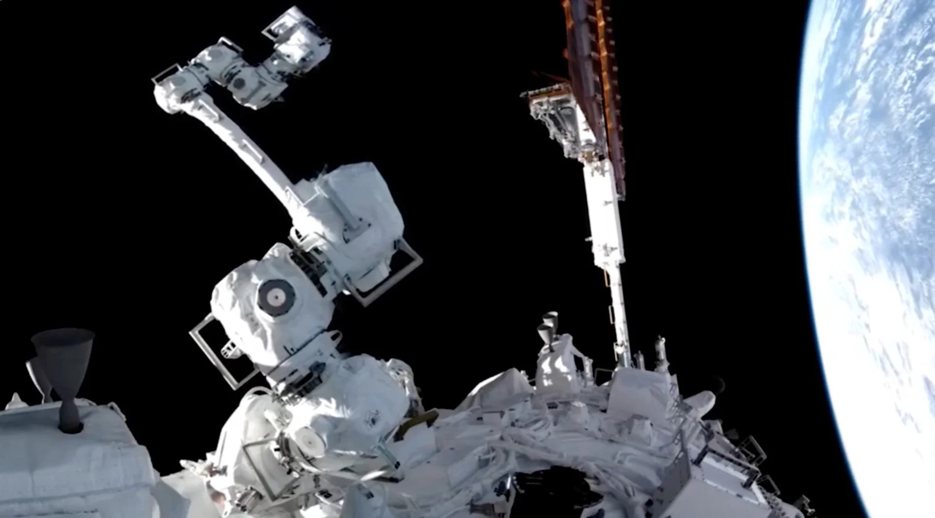 China’s Yuxing-3 06 satellite demonstrating flexible robotic arm technology for orbital refueling and spacecraft servicing