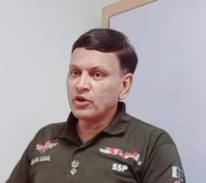 SSP Mirza Anjum Kamal addressing road safety seminar at Lari Adda Faisalabad