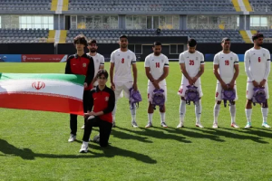 Iranian football supporters hold schoolbags in solidarity 2026