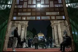 Al-Aqsa Mosque reopens hundreds gather dawn prayer Jerusalem 40 day closure Israel 2026