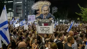 Protesters gathered at Habima Square in Tel Aviv during anti-government Israel protests 2026, holding signs demanding end to war and Netanyahu's resignation.