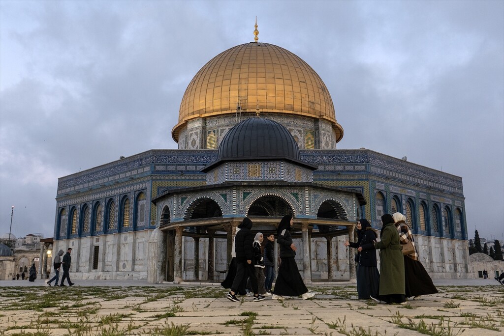 Al-Aqsa Mosque reopens hundreds gather dawn prayer Jerusalem 40 day closure Israel 2026
