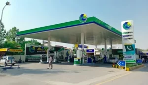 PSO petrol pump attendant filling fuel at Pakistan State Oil station, petrol price in Pakistan today Rs 409.78 per litre, May 2026