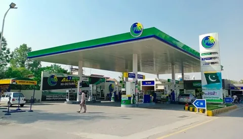 PSO petrol pump attendant filling fuel at Pakistan State Oil station, petrol price in Pakistan today Rs 409.78 per litre, May 2026