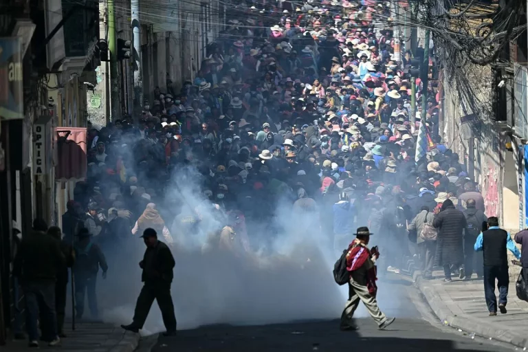 Protesters gather in La Paz during Bolivia protests today as police monitor demonstrations in 2026.