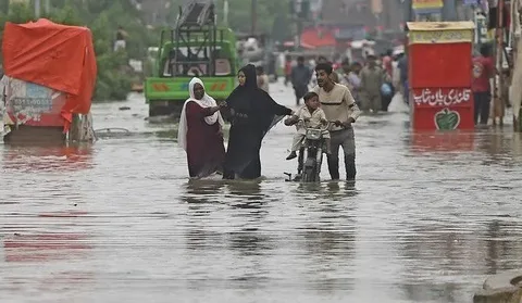Dark monsoon clouds over Karachi as heavy rainfall begins during Pakistan monsoon season 2026.