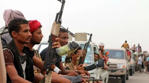 Houthi fighters and Yemeni government troops clash near Hodeidah during the escalating Hodeidah conflict in 2026