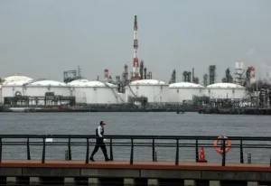 Oil tanker transporting crude oil as Japan shifts imports toward Canada amid the Strait of Hormuz supply crisis.