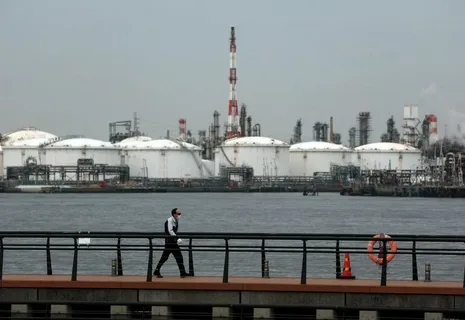 Oil tanker transporting crude oil as Japan shifts imports toward Canada amid the Strait of Hormuz supply crisis.