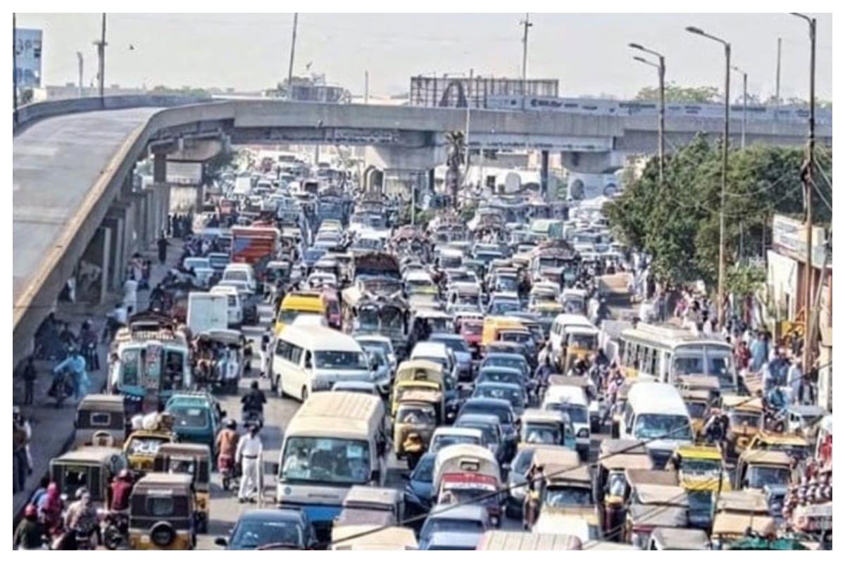Karachi traffic jam today on Shahrah-e-Faisal during JI protest and road blockade