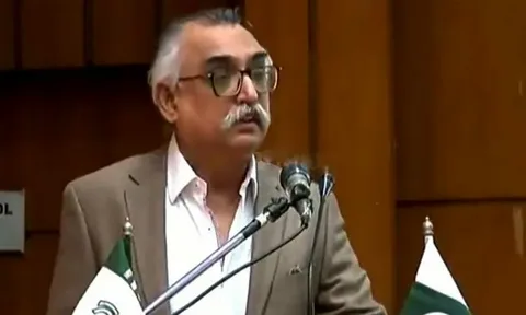 Former FBR chairman Shabbar Zaidi speaking at a press conference in Karachi
