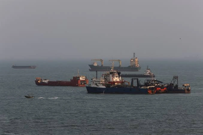 US Navy clears mines from Strait of Hormuz amid Iran tensions