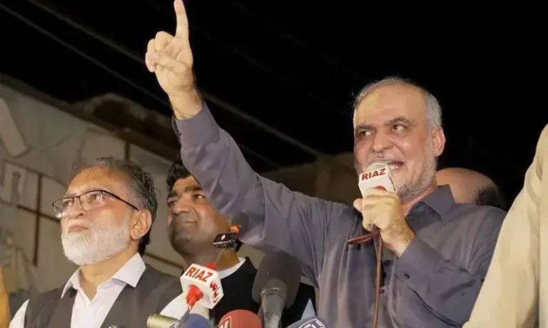 Hafiz Naeemur Rehman addressing JI workers at Karachi Cantonment Station before the Islamabad march