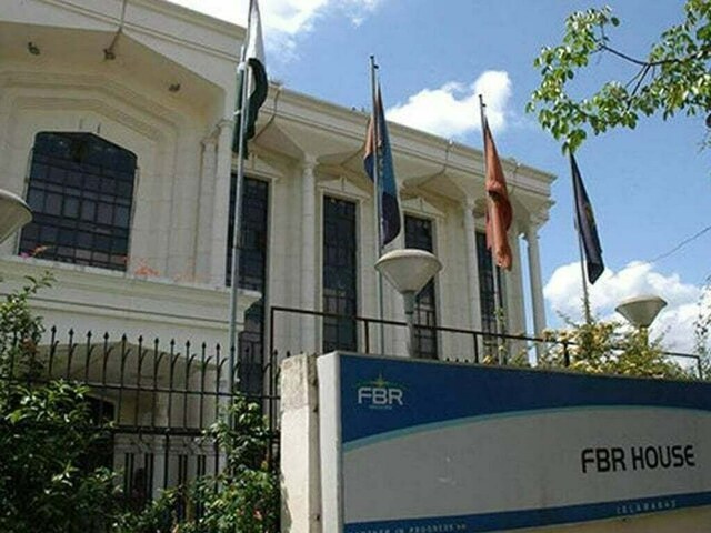FBR chief refunds order releasing Rs126 billion tax refunds to Pakistani traders