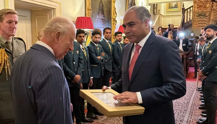 King Charles meets Pakistan cricket team and praises Pakistan’s mediation efforts