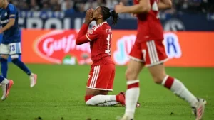 SV Elversberg and Bayern Munich players competing in a Bundesliga match