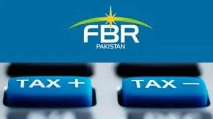 FBR official briefing Lahore shopkeepers on the new fixed tax scheme at LCCI