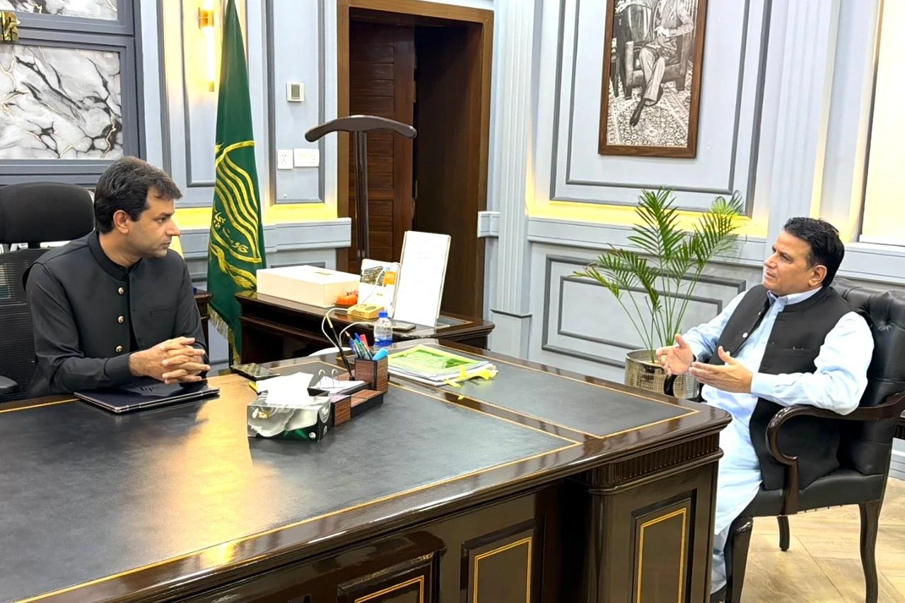 Deputy Commissioner Adeel Haider announces the 360,000-acre Mandi Bahauddin wheat cultivation target.