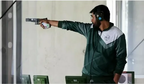 Pakistani shooter Ghulam Mustafa Bashir on the podium with his bronze medal in the 25m rapid-fire pistol at the Asian Games in Nagoya